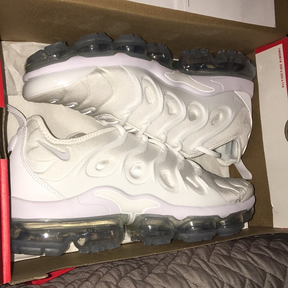 nike vapormax plus white platinum